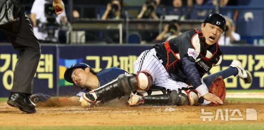 [서울=뉴시스] 김선웅 기자 = 18일 서울 송파구 잠실야구장에서 열린 2025 프로야구 NC 다이노스와 LG 트윈스의 경기, 8회초 1사 주자 1루 상황, NC 1루주자 최정원이 2루 도루, LG 송구 실책으로 인한 3루 진루에 이어 중견수 송구 실책으로 슬라이딩해 홈인하고 있다. 2025.06.18. mangusta@newsis.com