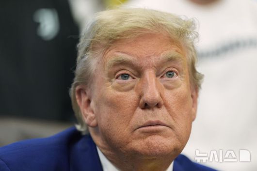 [워싱턴=AP/뉴시스] 도널드 트럼프 미국 대통령이 지난 18일(현지 시간) 워싱턴 백악관에서 유벤투스 축구단 선수들과 만나고 있다. 2025.06.20.