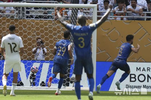 [마이애미=AP/뉴시스] 사우디아라비아 알힐랄의 후벵 네베스. 2025.06.18.