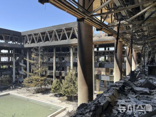 [테헤란=AP/뉴시스] 19일(현지 시간) 이란 테헤란에 위치한 국영방송 IRIB이 이스라엘의 공습으로 건물 뼈대만 남은 채 파손돼 있다. 이스라엘이 공군력만으로 이란에 승리하는 것은 사실상 불가능한 목표다. 2025.06.21.