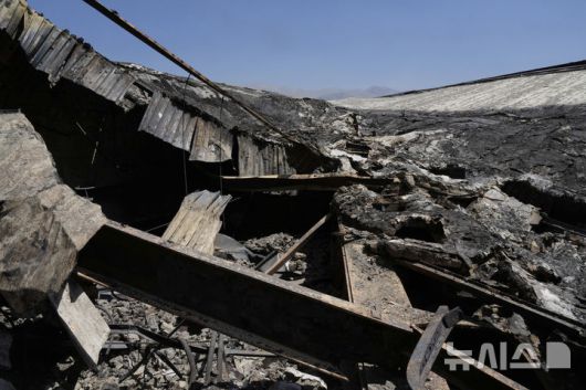 [테헤란=AP/뉴시스] 19일(현지 시간) 이란 테헤란에 위치한 국영방송 IRIB이 이스라엘의 공습으로 건물 뼈대만 남은 채 파손돼 있다. 2025.06.20.