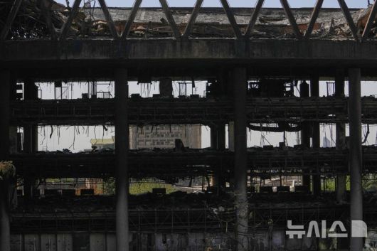 [테헤란=AP/뉴시스] 19일(현지 시간) 이란 테헤란에 위치한 국영방송 IRIB이 이스라엘의 공습으로 건물 뼈대만 남은 채 파손돼 있다. 2025.06.20.