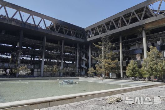 [테헤란=AP/뉴시스] 19일(현지 시간) 이란 테헤란에 위치한 국영방송 IRIB이 이스라엘의 공습으로 건물 뼈대만 남은 채 파손돼 있다. 2025.06.20.