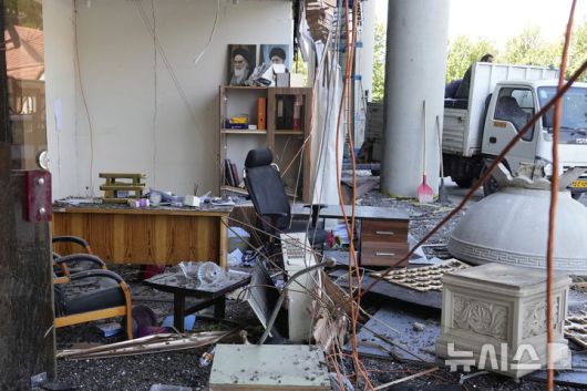 [테헤란=AP/뉴시스] 19일(현지 시간) 이란 테헤란에 위치한 국영방송 IRIB이 이스라엘의 공습으로 사무실과 장비 등이 파손돼 있다. 2025.06.20.