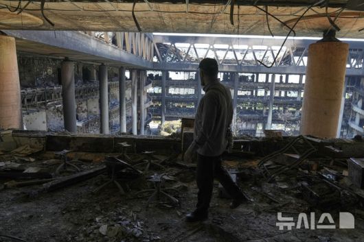 [테헤란=AP/뉴시스] 19일(현지 시간) 이란 테헤란에 위치한 국영방송 IRIB이 이스라엘의 공습으로 건물 뼈대만 남은 채 파손돼 있다. 2025.06.20.