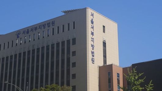 [서울=뉴시스] 서부지법 난동 사태 당시 취재진이나 경찰을 폭행한 혐의 등으로 1심에서 징역형을 선고받은 피고인 2명이 항소심에서 1심보다 적은 형을 선고받았다. (사진=뉴시스DB) 2025.07.24. *재판매 및 DB 금지