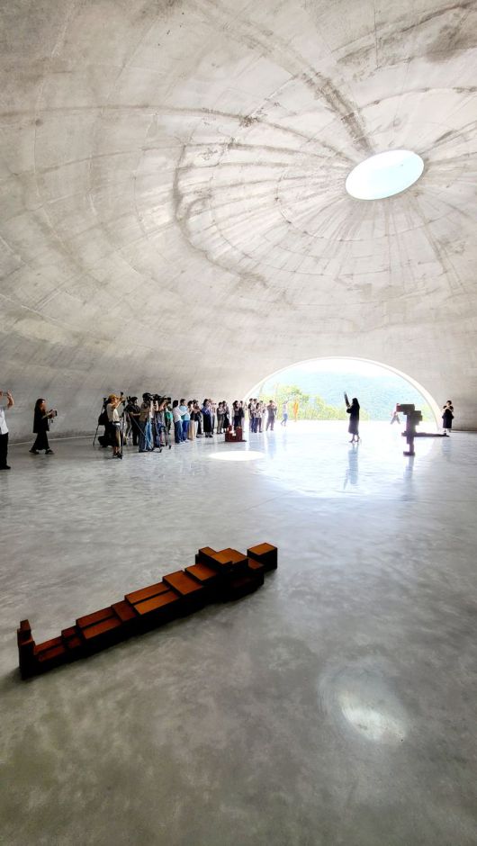 [사진=박현주 미술전문기자] 안토니 곰리와 안도 타다오가 협업해 탄생한 '그라운드' 공간. 곰리의 녹슨 철조각 7점이 함께 설치됐다. *재판매 및 DB 금지