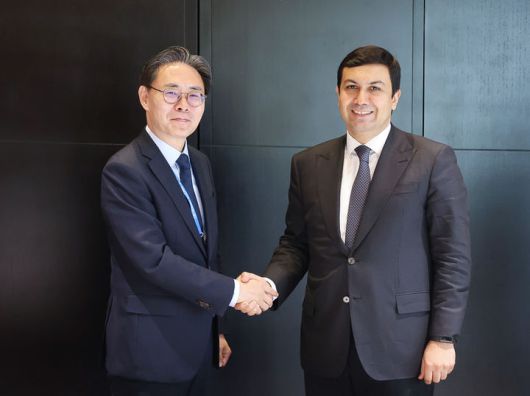 강민수 국세청장은 18일부터 19일까지 아제르바이잔 바쿠에서 열린 제29차 유럽 조세행정협의기구(IOTA) 총회에 참석했다. 사진은 강민수 청장이 오르칸 나잘리 아제르바이잔 국세청장과의 면담에서 인사를 나누는 모습. *재판매 및 DB 금지