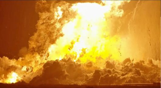 [서울=뉴시스]미 텍사스주 남부 스페이스X의 로켓 발사장 스타베이스에서 실험 중이던 스페이스X 로켓이 18일 밤(현지시각) 폭발, 엄청난 불덩어리가 하늘 높이 치솟는 사고가 발생했다. <사진 출처 : 미 NBC> 2025.06.19.