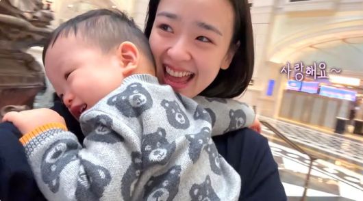 [서울=뉴시스] 전 리듬체조 선수 손연재가 19일 유튜브 채널을 통해 아들 준연과 함께한 첫 해외여행을 회상했다. (사진=손연재 유튜브 채널 화면 캡처) 2025.06.19 photo@newsis.com *재판매 및 DB 금지