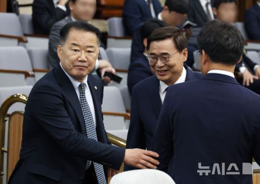 [서울=뉴시스] 고승민 기자 = 이종석 국가정보원장 후보자가 19일 서울 여의도 국회에서 열린 정보위원회의 국가정보원장 후보자 인사청문회에 참석하던 중 신성범 특위 위원장 등 의원들과 인사를 하고 있다. 2025.06.19. kkssmm99@newsis.com