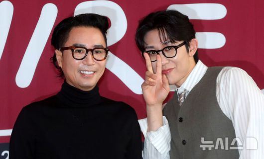 [서울=뉴시스] 김혜진 기자 = 가수 정재형(왼쪽), 코드쿤스트가 19일 오전 서울 중구 커뮤니티하우스 마실에서 열린 Mnet '라이브 와이어' 제작발표회에서 포즈를 취하고 있다. 2025.06.19. jini@newsis.com