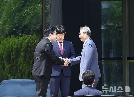 [과천=뉴시스] 김근수 기자 = 윤석열 전 대통령 부인 김건희 여사 관련 의혹을 수사하는 민중기 특별검사가 19일 경기 과천 고위공직자범죄수사처 청사로 들어가고 있다. 2025.06.19. ks@newsis.com
