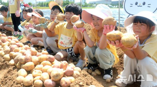 [완주=뉴시스] 김얼 기자 = 일 년 중 낮이 가장 긴 하지(夏至)를 이틀 앞둔 19일 전북 완주군 식량과학원을 찾은 도담어린이집 어린이들이 하지감자 수확 체험을 하고 있다. 2025.06.19. pmkeul@newsis.com