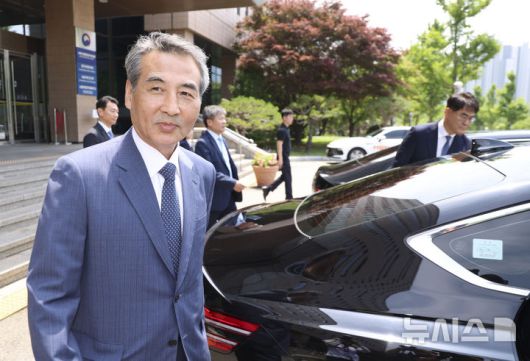 [과천=뉴시스] 김근수 기자 = 윤석열 전 대통령 부인 김건희 여사 관련 의혹을 수사하는 민중기 특별검사가 19일 경기 과천 고위공직자범죄수사처 청사 밖으로 나서고 있다. 2025.06.19. ks@newsis.com