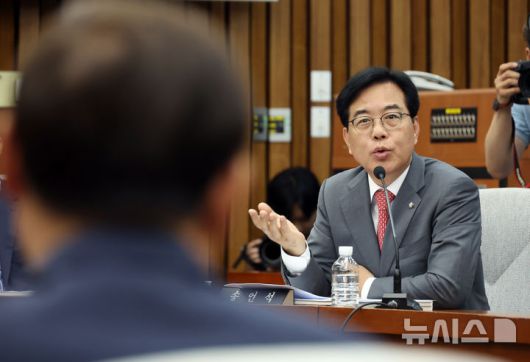 [서울=뉴시스] 고승민 기자 = 송언석 국민의힘 원내대표가 19일 서울 여의도 국회에서 열린 정보위원회의 이종석 국가정보원장 후보자 인사청문회에서 질의하고 있다. 2025.06.19. kkssmm99@newsis.com