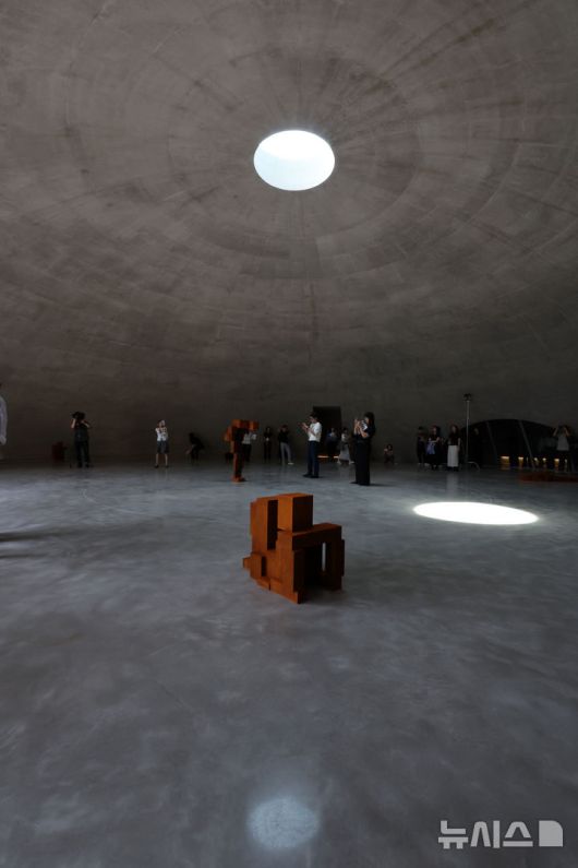 [원주=뉴시스] 박진희 기자 = 영국 대표 조각가 안토니 곰리(Antony Gormley) 개인전 'DRAWING ON SPACE'가 열린 20일 강원도 원주시 뮤지엄 산 'GROUND(그라운드)'에서 작품이 전시되어 있다. 뮤지엄 산의 전시장 '그라운드'는 안토니 곰리와 세계적인 건축가 안도 타다오(Ando Tadao)가 공동 설계한 새로운 공간이다.  2025.06.19. pak7130@newsis.com