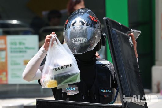 [서울=뉴시스] 권창회 기자 = 19일 서울 시내 식당가에서 배달라이더들이 음식을 배달하고 있다.우아한형제들은 더불어민주당 을지키는민생실천위원회 중재로 전국가맹점주협의회, 공정한플랫폼을위한사장협회 등 입점업주단체와 진행하고 있는 사회적 대화에서 상생방안에 대해 중간 합의문을 발표했다. 중간 합의안에는 주문금액 1만원 이하 주문에 대해 중개이용료 전액 면제 및 배달비 차등 지원을 시행하고, 10,000원 초과~15,000원 이하 주문에 대해서도 중개이용료 등을 차등 지원하는 등 업주의 부담을 낮추는 방안이 담겼다. 2025.06.19. kch0523@newsis.com