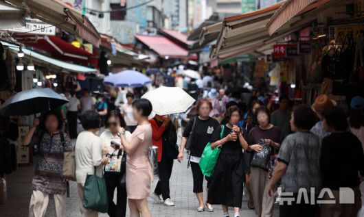 [서울=뉴시스] 김선웅 기자 = 서울 시내 상점가에서 시민들이 오가고 있다. 2025.06.19. mangusta@newsis.com