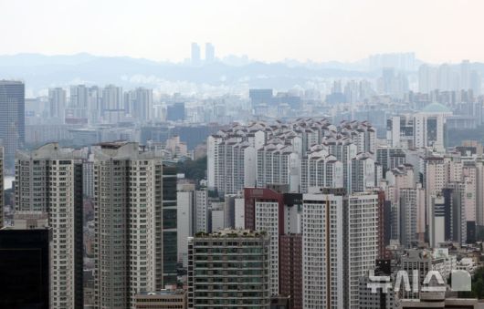 [서울=뉴시스] 조성우 기자 = 사진은 19일 서울 남산에서 바라본 서울 아파트의 모습. 2025.06.19. xconfind@newsis.com