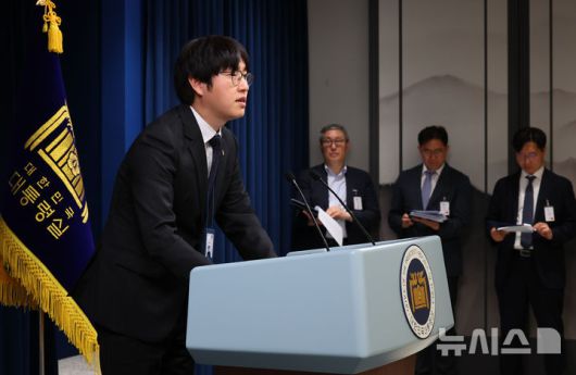 [서울=뉴시스] 최진석 기자 = 하정우 AI미래기획수석이 19일 서울 용산 대통령실에서 이공계특별법 관련 브리핑을 하고 있다. 2025.06.19. myjs@newsis.com