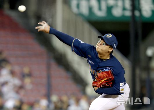 [서울=뉴시스] 김진아 기자 = 19일 오후 서울 송파구 잠실야구장에서 열린 2025 KBO리그 NC 다이노스와 LG 트윈스의 경기, 7회말 NC 신민혁이 역투하고 있다. 2025.06.19. bluesoda@newsis.com