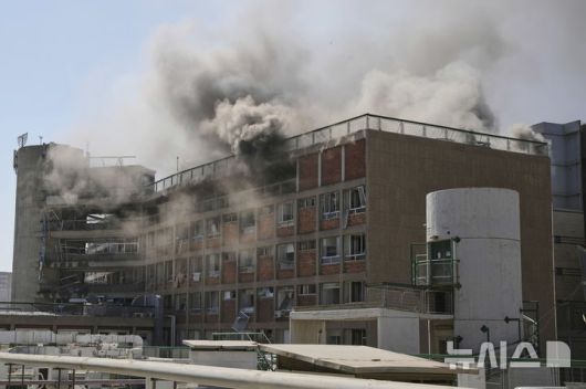 [베르셰바=AP/뉴시스] 19일(현지 시간) 이스라엘 베르셰바에 있는 소로카 병원 단지 내 건물이 이란의 미사일 공격을 받아 연기가 피어오르고 있다. 이란 혁명수비대는 “병원 근처 이스라엘군 지휘·정보센터가 타격받았다”라고 주장했다. 2025.06.20.