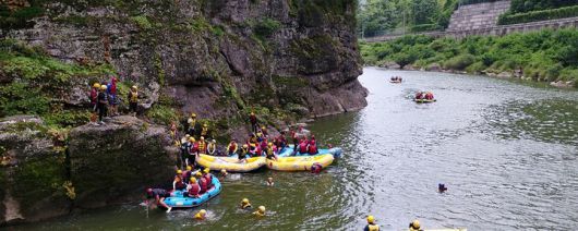 [봉화=뉴시스] 경북 봉화군 명호면 낙동강에서 즐기는 래프팅 체험. 청량산 캠핑장에서 차로 7~8분 거리에 위치한 이곳은 청량산 도립공원의 빼어난 자연경관을 배경으로 급류를 타며 스릴과 재미를 만끽할 수 있는 여름철 수상레포츠 명소다. (사진=봉화군 홈페이지 캡처) 2025.06.19. photo@newsis.com *재판매 및 DB 금지