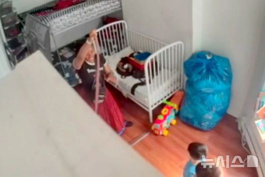 [뉴시스] 뉴욕시 보조금으로 고용된 보모가 어린아이들을 벨트로 수십 차례 때리는 영상이 공개된 지 한 달이 지나서야 경찰에 붙잡혔다. (사진=뉴욕포스트) 2025.06.19