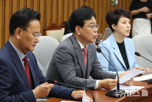 [서울=뉴시스] 조성봉 기자= 송언석 국민의힘 원내대표가 20일 오전 서울 여의도 국회에서 열린 원내대책회의에서 발언을 하고 있다. 2025.06.20. suncho21@newsis.com