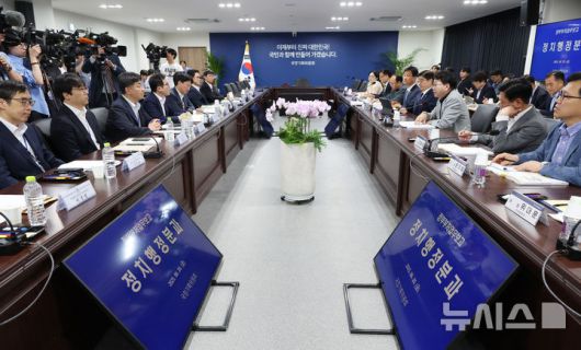 [서울=뉴시스] 김명원 기자 = 이한주 국정기획위원회 위원장이 20일 서울 종로구 국정기획위원회에서 열린 정치행정분과 검찰청 업무보고에서 모두발언을 하고 있는 모습. (공동취재) 2025.06.20. photo@newsis.com