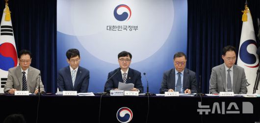 [서울=뉴시스] 김명원 기자 = 임기근 기획재정부 제2차관이 20일 오전 서울 종로구 정부서울청사에서 2024년 공공기관 경영실적 평가 결과 발표를 하고 있다. 왼쪽부터 배근호 감사평가단장, 김춘순 준정부기관 평가단장, 임기근 기획재정부 제2차관, 곽채기 공기업 평가단장, 장정진 공공정책국장. 2025.06.20. kmx1105@newsis.com