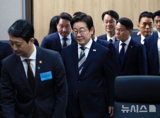 [울산=뉴시스] 고범준 기자 = 이재명 대통령이 20일 울산전시컨벤션센터에서 열린 AI글로벌 협력 기업 간담회에 입장하고 있다. 2025.06.20. bjko@newsis.com