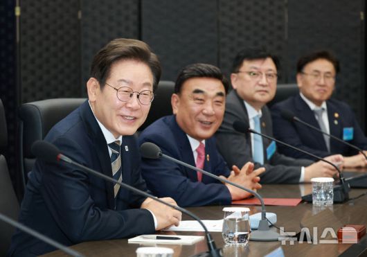 [울산=뉴시스] 고범준 기자 = 이재명 대통령이 20일 울산전시컨벤션센터에서 열린 AI글로벌 협력 기업 간담회에서 발언하고 있다. 2025.06.20. bjko@newsis.com