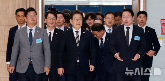 [울산=뉴시스] 고범준 기자 = 이재명 대통령이 20일 울산전시컨벤션센터에서 열린 울산 AI데이터센터 출범식에 입장하고 있다. 2025.06.20. bjko@newsis.com