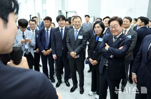 [울산=뉴시스] 고범준 기자 = 이재명 대통령이 20일 울산전시컨벤션센터에서 열린 AI글로벌 협력 기업 간담회에서 AI제품 및 서비스 시연을 참관하고 있다. 2025.06.20. bjko@newsis.com