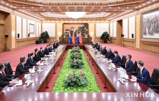 [베이징=신화/뉴시스] 시진핑 중국 국가주석이 20일 베이징 인민대회당에서 중국을 공식 방문 중인 크리스토퍼 럭슨 뉴질랜드 총리와 회담을 하고 있다. 2025.06.20