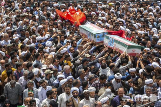 [곰=AP/뉴시스] 20일(현지 시간) 이란 곰에서 금요 예배 후, 이스라엘의 공습으로 숨진 이란 혁명수비대(IRGC) 소속 나세르 자밀푸르와 에스마엘 샤케리의 관이 국기에 덮인 채 운구되고 있다. 2025.06.21.