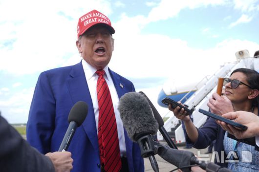 [모리스타운=AP/뉴시스]도널드 트럼프 미국 대통령이 20일(현지 시간) 미 뉴저지주 모리스타운 시립공항에서 취재진 질문에 답하고 있다. 2025.06.21.