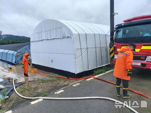 [담양=뉴시스] 박기웅 기자 = 장맛비가 내리고 있는 21일 오전 10시께 전남 담양군 봉산면 양지리 한 비닐하우스에서 소방 당국이 배수 작업을 벌이고 있다. (사진 = 담양소방서 제공) 2025.06.21. photo@newsis.com *재판매 및 DB 금지