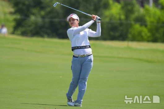 [프리스코=AP/뉴시스] 최혜진이 21일(현지 시간) 미 텍사스주 프리스코 필즈랜치 이스트 코스에서 열린 미국여자프로골프(LPGA) 투어 KPMG 위민스 PGA 챔피언십 3라운드 1번 페어웨이에서 어프로치샷하고 있다. 최혜진은 중간 합계 1오버파 217타 공동 3위에 이름을 올렸다. 2025.06.22.