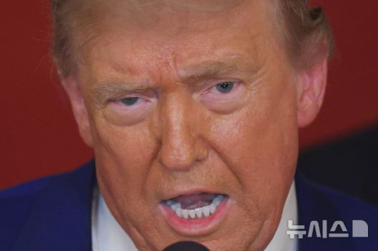 [워싱턴=AP/뉴시스]미군이 이란 주요 핵 시설에 대한 공습을 단행한 21일(현지 시간) 도널드 트럼프 대통령이 백악관 이스트룸에서 대국민 연설을 하고 있다. 2025.06.22.