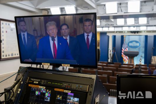[워싱턴=AP/뉴시스] 21일(현지 시간) 미국 워싱턴 백악관 브리핑룸의 한 화면에 도널드 트럼프 미국 대통령이 이란 공격 관련 대국민 연설하는 모습이 중계되고 있다. 2025.06.22.