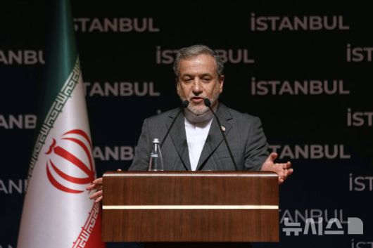 [AP/뉴시스] 이란의 아바스 아라그치 외무장관이 22일 튀르키예 이스탄불서 기자회견을 하고 있다