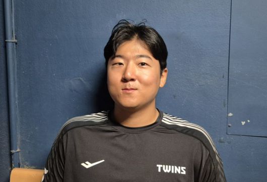 [서울=뉴시스] 문채현 기자 = 프로야구 LG 트윈스의 송승기가 22일 잠실구장에서 열린 2025 신한 쏠뱅크 KBO리그 두산 베어스와의 경기에서 승리한 뒤 취재진과 인터뷰를 하고 있다. 2025.06.22. dal@newsis.com *재판매 및 DB 금지