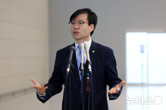 [인천공항=뉴시스] 김선웅 기자 = 대미 통상 관련 협상 총괄을 맡고 있는 여한구 산업통상자원부 통상교섭본부장이 22일 인천국제공항을 통해 미국으로 출국하며 취재진과 만나 정부 입장을 설명하고 있다. 이재명 정부와 트럼프 행정부의 첫 번째 고위급 통상 접촉이 되는 이번 방미에서 여한구 통상교섭본부장이 이끄는 범정부 대표단은 제이미슨 그리어 미국 무역대표부 대표와 면담을 갖고 3차 기술협의를 진행할 예정이다. 2025.06.22. mangusta@newsis.com