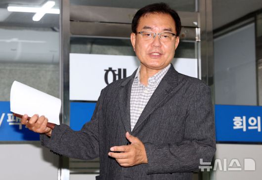 [서울=뉴시스] 추상철 기자 = 채상병 순직사건 외압 의혹을 수사하는 이명현 특별검사가 22일 오전 서울 서초구 서초동 사무실로 출근하며 취재진의 질문에 답변하고 있다. 2025.06.22. scchoo@newsis.com