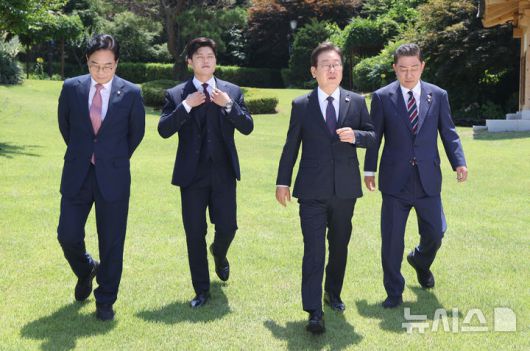 [서울=뉴시스] 최진석 기자 = 이재명 대통령이 22일 한남동 관저에서 여야 지도부와 오찬에 앞서 기념촬영 후 오찬장으로 이동하고 있다. 왼쪽부터 국민의힘 송언석 원내대표, 김용태 비상대책위원장, 이 대통령, 김병기 더불어민주당 당대표 직무대행 겸 원내대표. (대통령실통신사진기자단) 2025.06.22. myjs@newsis.com