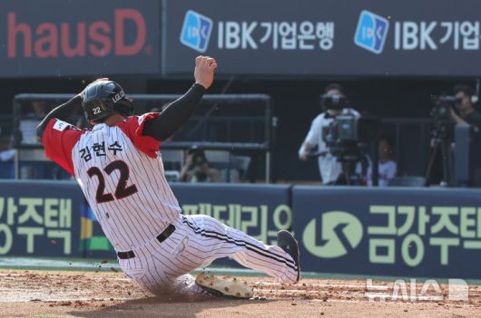 [서울=뉴시스] 배훈식 기자 = 22일 오후 서울 송파구 잠실야구장에서 열린 2025 신한 쏠뱅크 KBO리그 LG 트윈스와 두산 베어스의 경기, 2회말 LG 김현수가 두산 선발 최승용의 폭투에 홈까지 파고들고 있다. 2025.06.22. dahora83@newsis.com