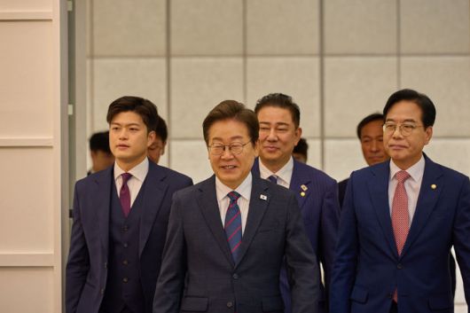 [서울=뉴시스] 이재명 대통령이 22일 한남동 관저에서 여야 지도부와 오찬장으로 입장하고 있다. (사진=대통령실 제공) 2025.06.22. photo@newsis.com *재판매 및 DB 금지